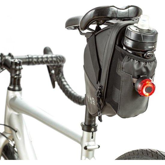 Saddlebag voor MTB Fiets Met bidonhouder - Zwart - Fietstas - Fiets Zadeltas - Opberging Zadel - Voor Wielrennen, Mountainbike, Racefiets, Omafiets, Opafiets en andere Fietsen - Regenbestendig - Waterbestendig - Fietszadeltas